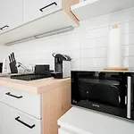 Chic Newly-Renovated Apartment Steps From Subway In Vienna\'S Hernals District